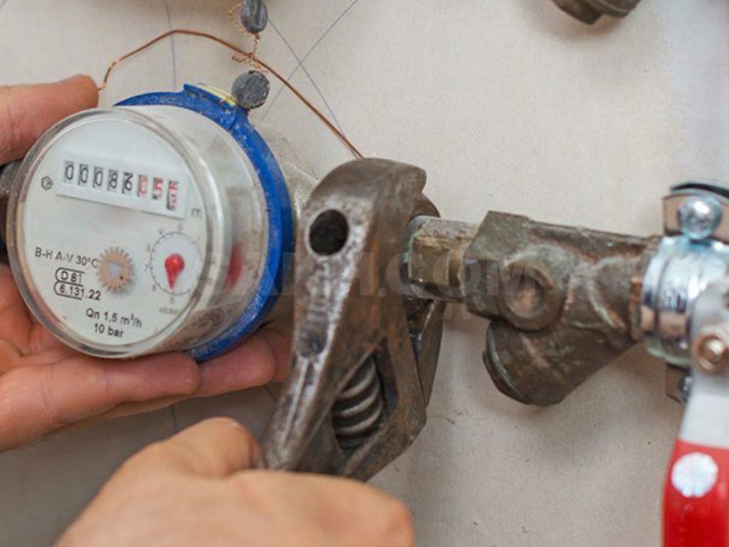 Installation eines Wasserzählers zum Selbermachen in einer Wohnung oder einem Privathaus: Wie man ihn richtig installiert und welche Geräte man für heißes und kaltes Wasser wählt