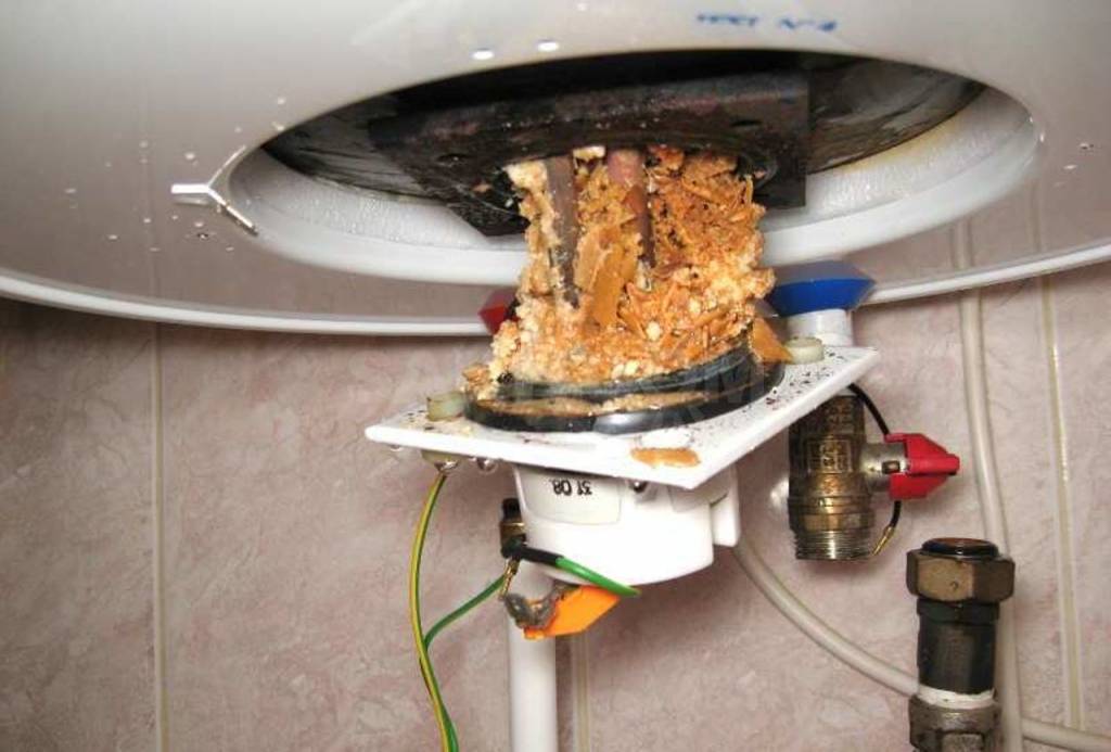 So lassen Sie Wasser auf verschiedene Arten aus einem Warmwasserbereiter ab