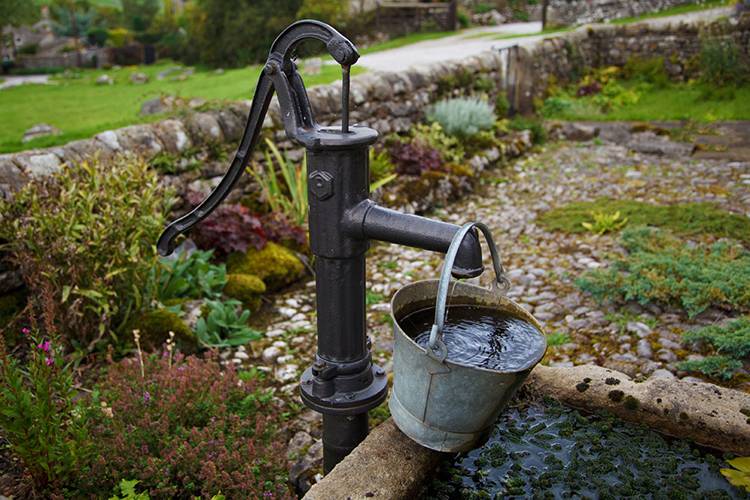 Sådan laver du en vandpumpe med dine egne hænder: vi analyserer de 13 bedste hjemmelavede muligheder