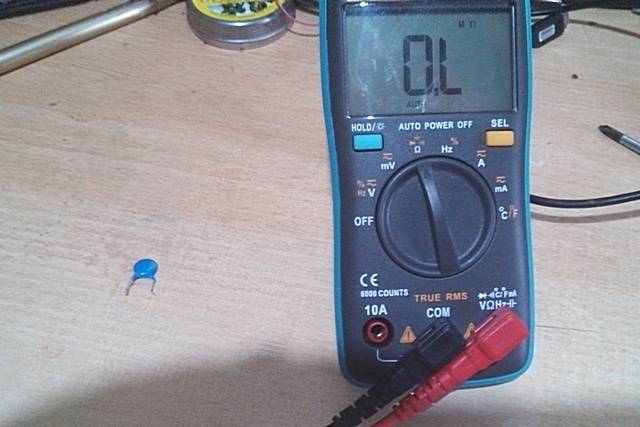 So testen Sie einen Kondensator mit einem Multimeter: Schritt-für-Schritt-Anleitung