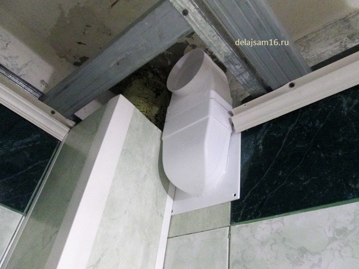 So installieren Sie mit Ihren eigenen Händen eine Haube in der Toilette