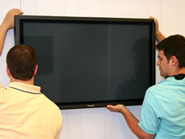 So hängen Sie einen Fernseher an die Wand: Tipps zur Montage und Platzierung von Geräten