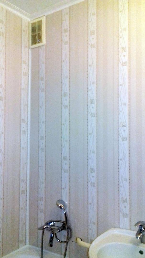 Das Badezimmer mit Kunststoffplatten fertigstellen: Montageanleitung