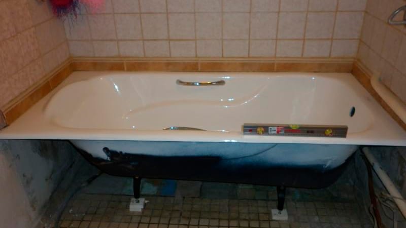 Acrylbadinstallation zum Selbermachen: 4 Installationsmethoden im Überblick