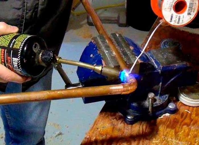 Löten von Kupferwasserleitungen zum Selbermachen: Video und Schritte