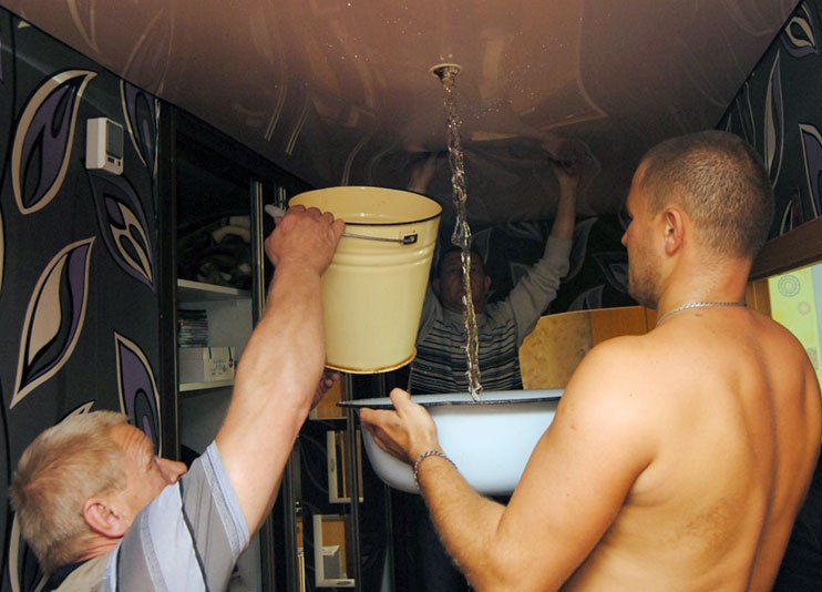 Tropfen von der Decke – was tun und wohin?