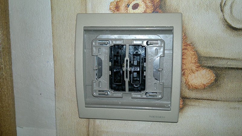 So zerlegen Sie einen Lichtschalter zur Reparatur oder zum Austausch