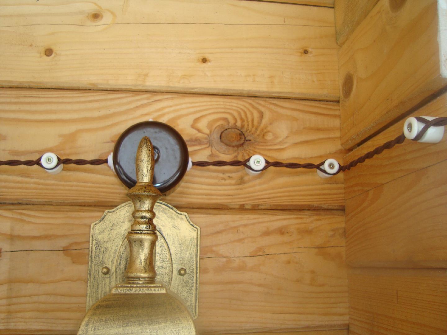 Retro-Verkabelung in einem Holzhaus: Vor- und Nachteile, Verfahren zur Durchführung von Installationsarbeiten