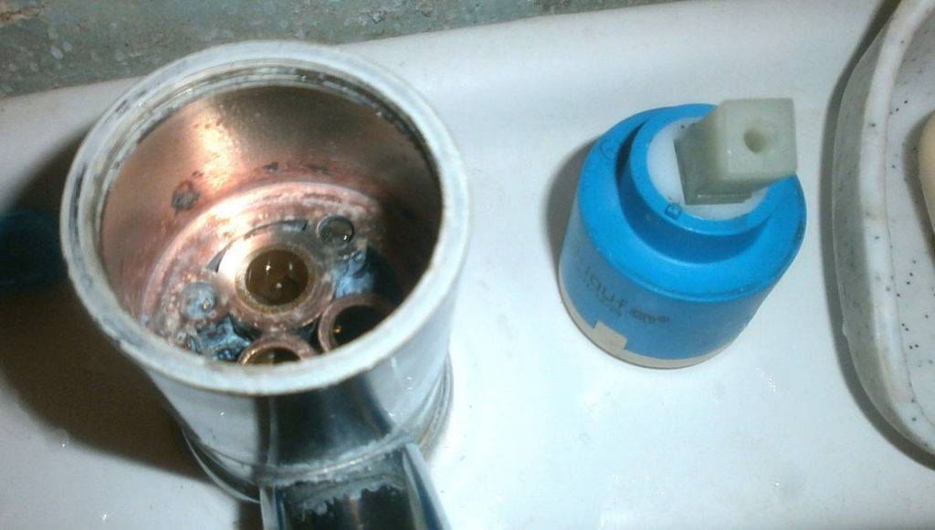 So tauschen Sie die Kartusche in Wasserhähnen selbst aus