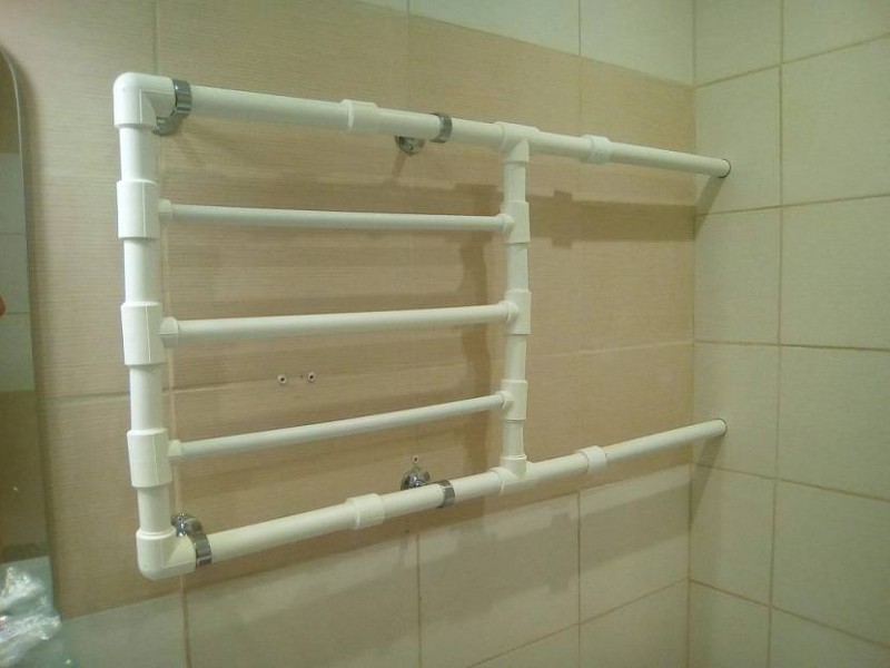 Einen beheizten Handtuchhalter im Badezimmer installieren: DIY-Installationsanleitung