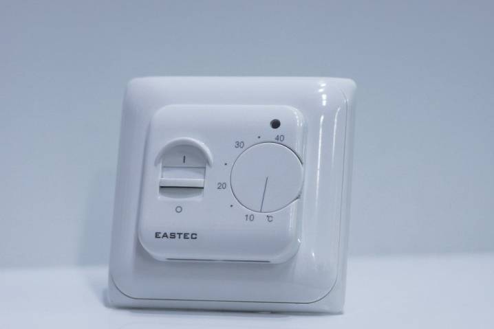 Anschließen und Auswählen eines Thermostats für eine IR-Heizung