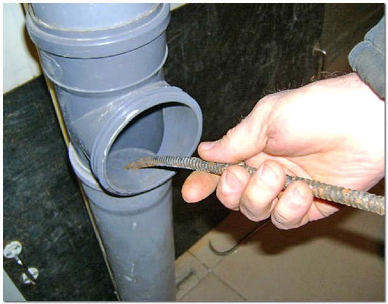 So reinigen Sie die Toilette, wenn sie verstopft ist - wir beseitigen die Verstopfung mit unseren eigenen Händen