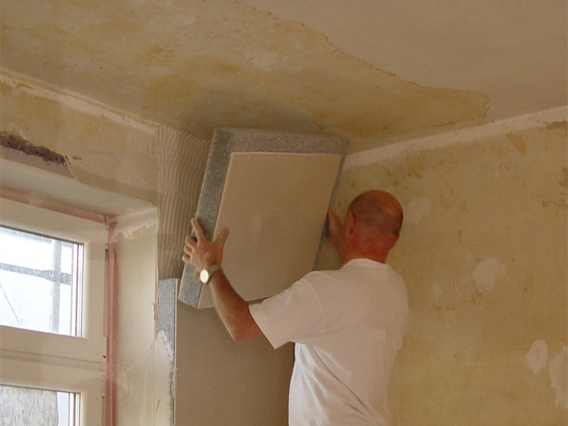 Isolierung der Wände einer Eckwohnung in einem Plattenhaus von innen, Installation
