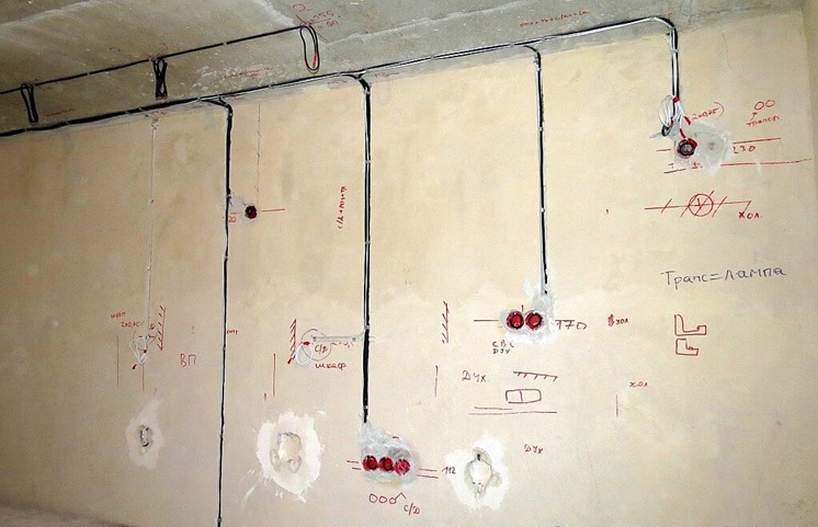Jagen von Wänden für die Verkabelung in einem Plattenhaus