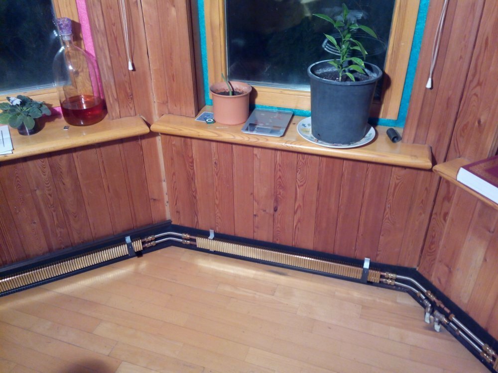 Das Heizen eines Hauses mit einer warmen Sockelleiste unterscheidet sich von Heizkörpern und Fußbodenheizungen.