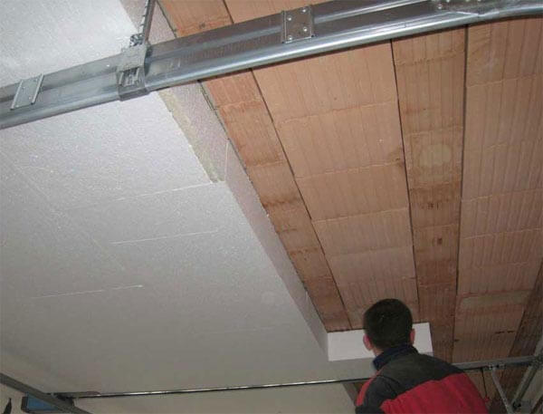 Deckendämmung in einem privaten Holzhaus von innen und außen: die Wahl des besten Materials und die Nuancen der Installation