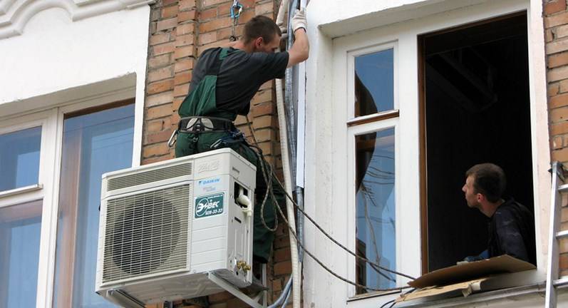 Installation eines Korbes für eine Klimaanlage an der Fassade: Installationsanleitung und Details der Arbeiten