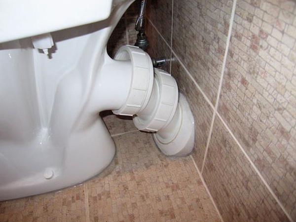 Das Schema des kompetenten Anschlusses der Toilettenschüssel an den Abwasserkanal