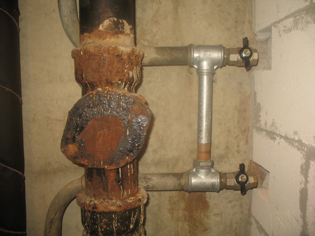 Wir machen Schluss mit der Frage, warum der beheizte Handtuchhalter im Badezimmer nicht heizt, obwohl heißes Wasser vorhanden ist, bei wem und wo man sich beschweren kann