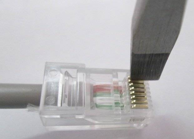 Crimpen von Twisted Pair 8 und 4 Adern: Grunddiagramme + Schritt-für-Schritt-Crimpanleitung