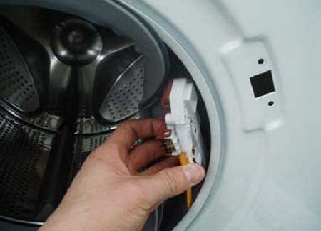 Sådan åbner du en vaskemaskine, når den er låst: En reparationsguide