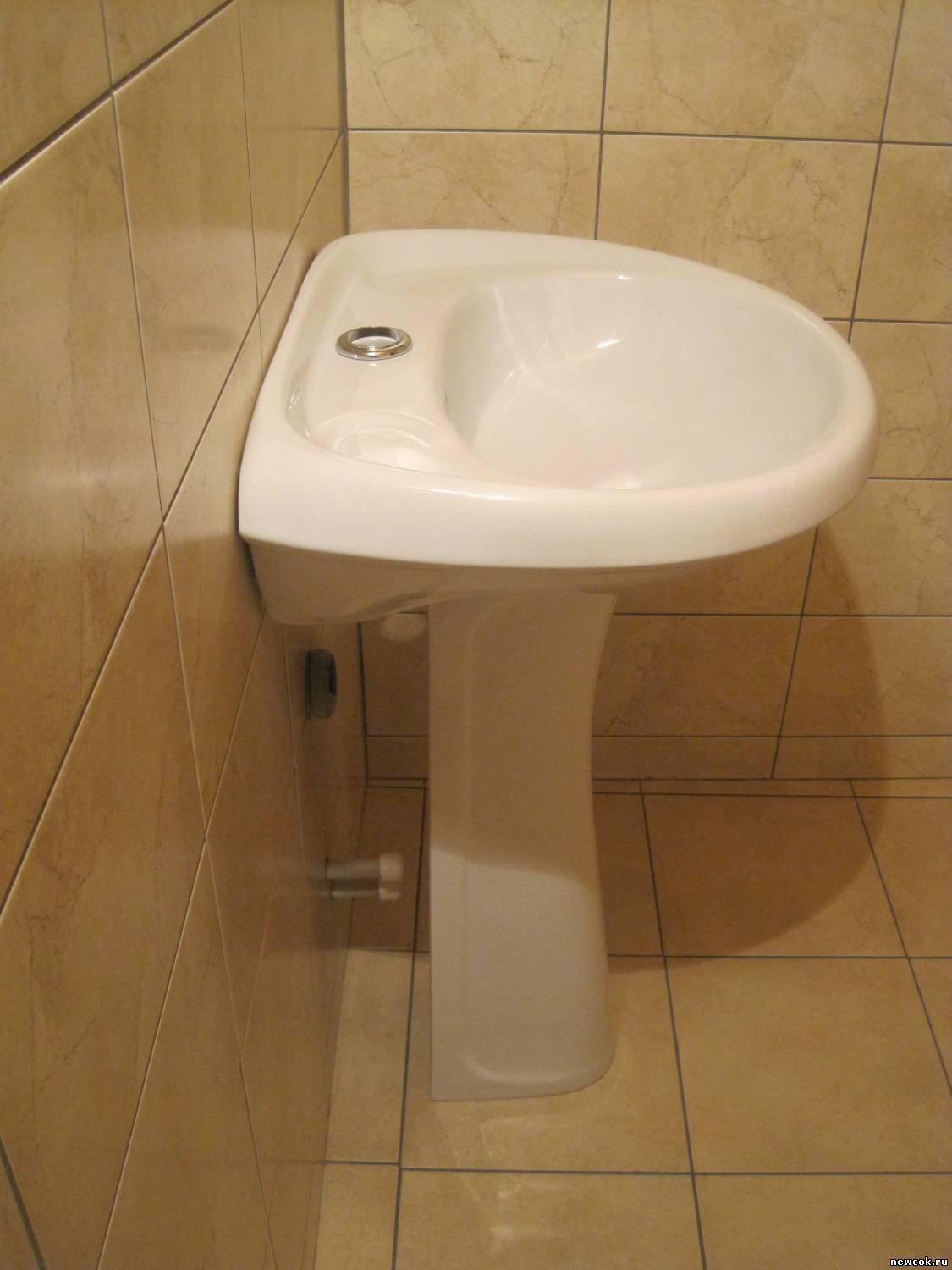Installieren eines Waschbeckens im Badezimmer: So installieren Sie ein Waschbecken richtig mit Ihren eigenen Händen, in welcher Höhe zu montieren und andere Installationsmerkmale