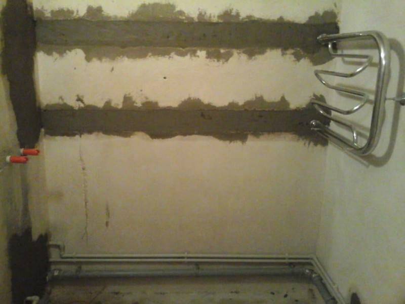 Worauf Sie beim Anbringen eines beheizten Handtuchhalters an einer anderen Wand stoßen müssen