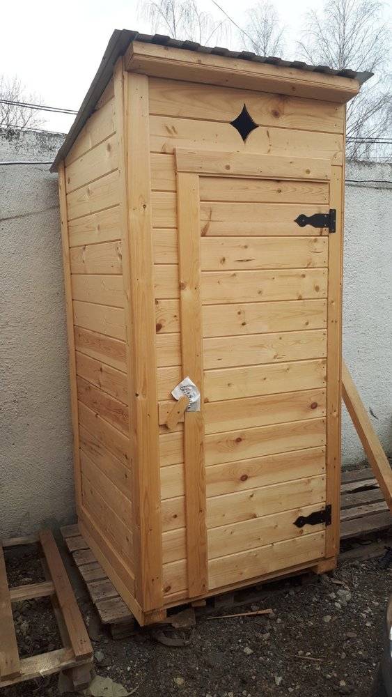 Außentoilette (90 Fotos): Wie man mit eigenen Händen, Maßen und Zeichnungen eines Landhauses eine Holztoilette für eine Sommerresidenz baut