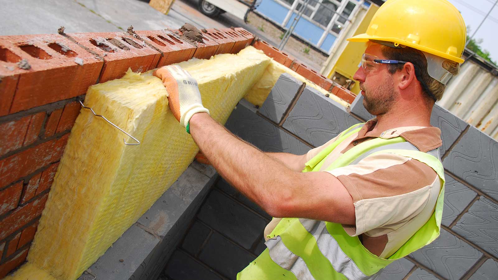 Isolierung des Fundaments des Hauses im Freien: Arten von Heizungen und ihre wichtigsten Eigenschaften, Methoden und Reihenfolge | (Foto & Video) + Bewertungen