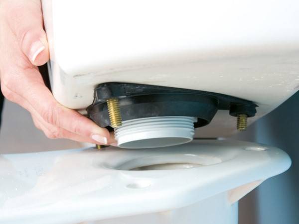 Sådan afmonteres toiletcisternen: instruktion om de forskellige designs