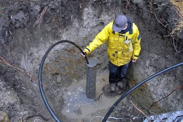 Warum ist trübes oder gelbes Wasser im Brunnen: Ursachen der Verschmutzung und Methoden zu ihrer Beseitigung
