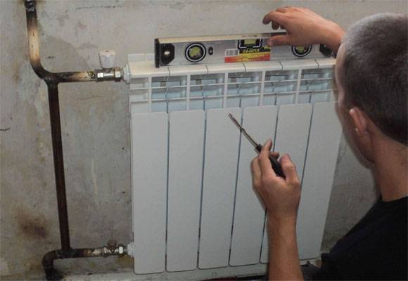 Installation af varmebatterier: gør-det-selv-teknologi til korrekt installation af radiatorer