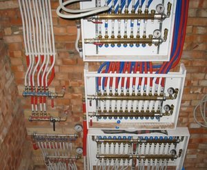 Das Funktionsprinzip und die Regeln für die Installation eines Heizungskollektors