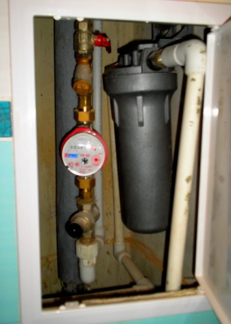 Strømforsyningsafbryder: Montering og justering af en vandtryksafbryder med differenstryk