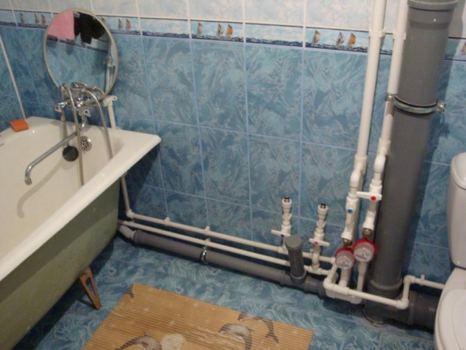 Anschließen einer Badewanne an Kanalisation und Sanitär in 17 Schritten