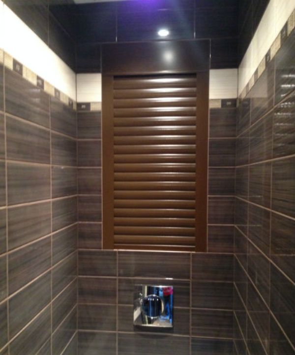 So verstecken Sie Rohre in einer Toilette - eine Analyse von 3 beliebten Methoden zum Maskieren der Rohrleitung
