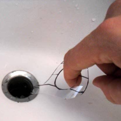 Hvordan kan jeg fjerne en stopper i en håndvask uden et reb?
