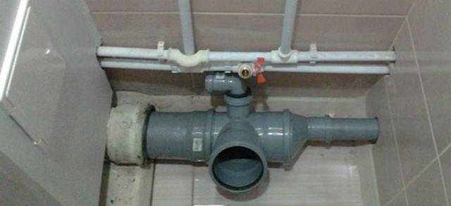 Warum brummt der Wasserhahn im Badezimmer: Ursache suchen und Problem beheben