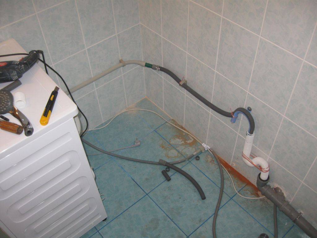 Anschließen der Waschmaschine an die Wasserversorgung und Kanalisation: So schließen Sie den Abfluss richtig an, warum benötigen Sie einen Kugelhahn und ein T-Stück