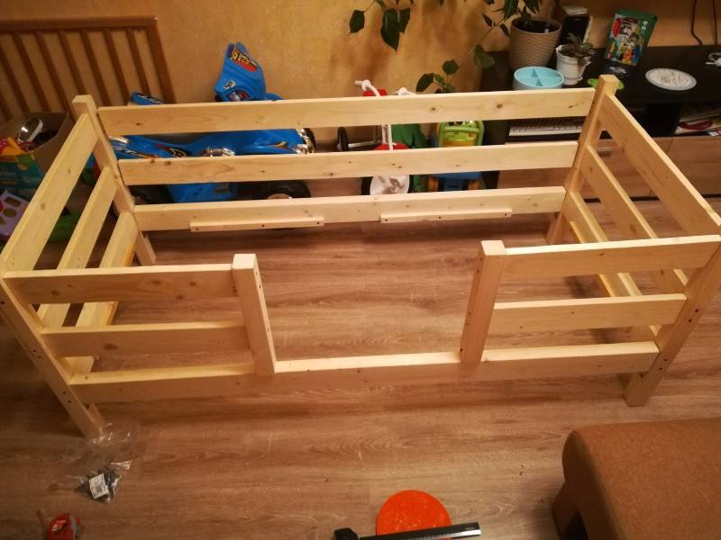 DIY køjeseng lavet af træ: samlevejledning + bedste fotoideer