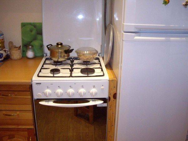 Køleskab og gaskomfur i køkkenet: minimumsafstand mellem hvidevarer og placeringsspidser