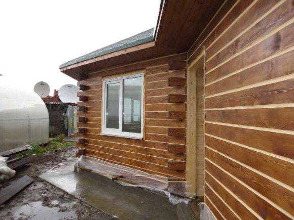 So verkleiden Sie ein Holzhaus von außen: die besten Materialien und ihre Installationstechnologien