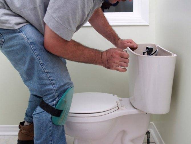 So beheben Sie ein Leck in der Toilette: Bestimmen Sie die Ursache des Lecks und wie Sie es beheben können