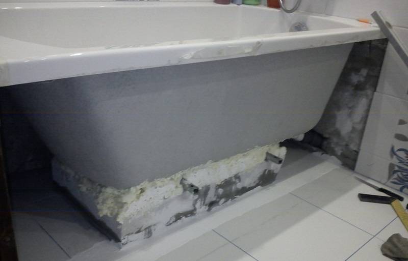 Die Hauptphasen der Installation einer Badewanne mit Ihren eigenen Händen: Optionen aus Acryl, Gusseisen und Stahl