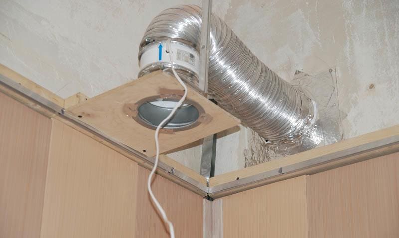 Ventilation i badeværelset i loftet: funktioner i arrangementet + instruktioner til installation af ventilatoren