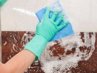 Hvad og hvordan du skal rengøre dit brusebad: en detaljeret oversigt over de bedste rengøringsmidler