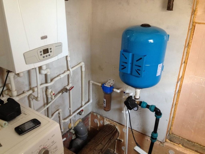 Pumpestation uden en hydraulisk akkumulator: funktioner i driften og vandforsyningsenheden uden en hydraulisk tank