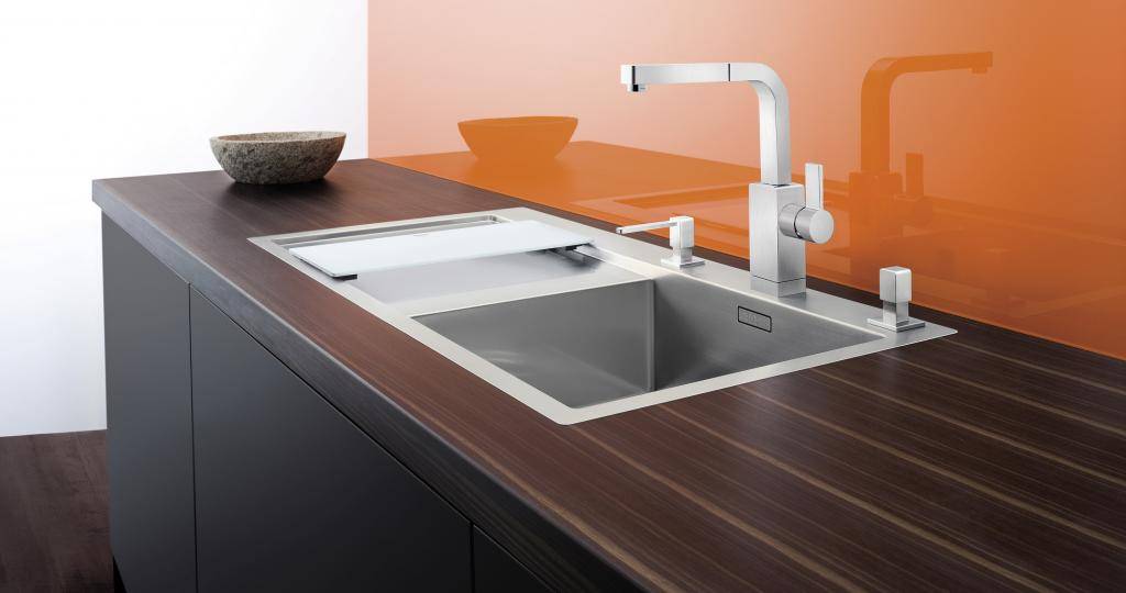 Wie installiere ich eine Küchenspüle in einer Arbeitsplatte? wie repariere ich das Waschbecken? Installationsdetails. Wie man einen Mixer einbettet