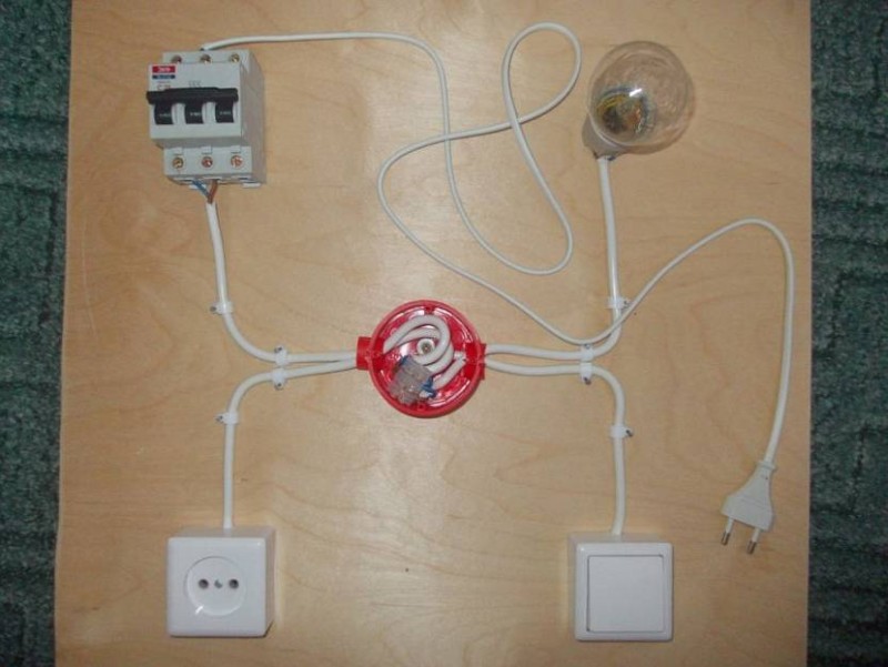 So stellen Sie elektrische Leitungen und Beleuchtung in der Garage mit Ihren eigenen Händen her - Diagramm, Kabelberechnung und Installationstechnik