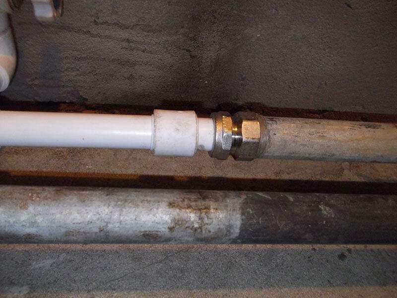 Möglichkeiten, Kunststoffrohre mit Metall zu verbinden: eine Analyse der 2 besten Methoden